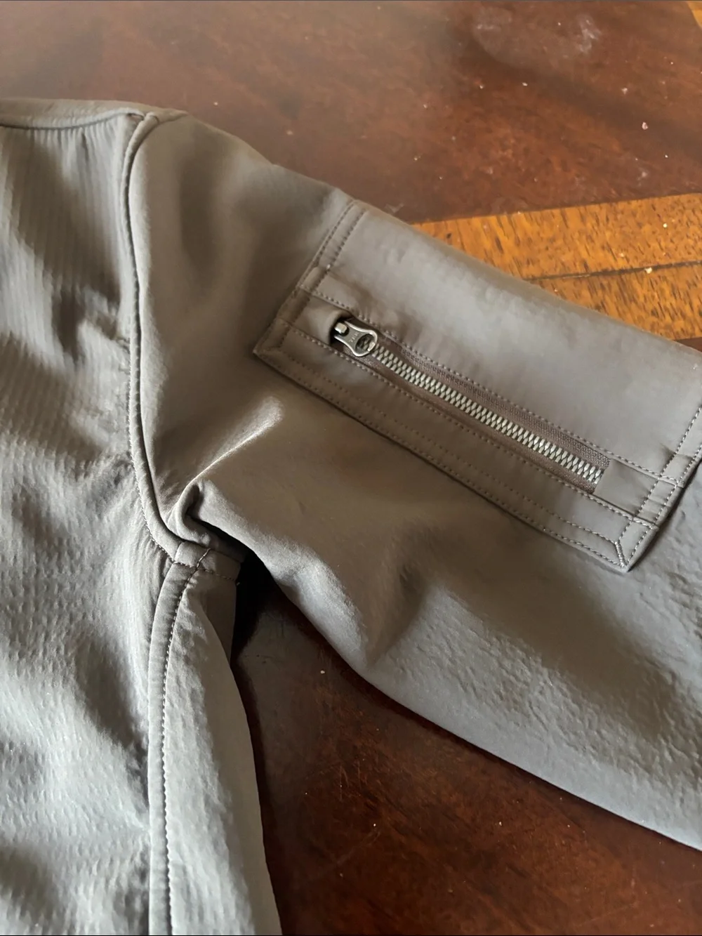 Carhartt medium Men’s Gray Zip-Front Lightweight Jacket